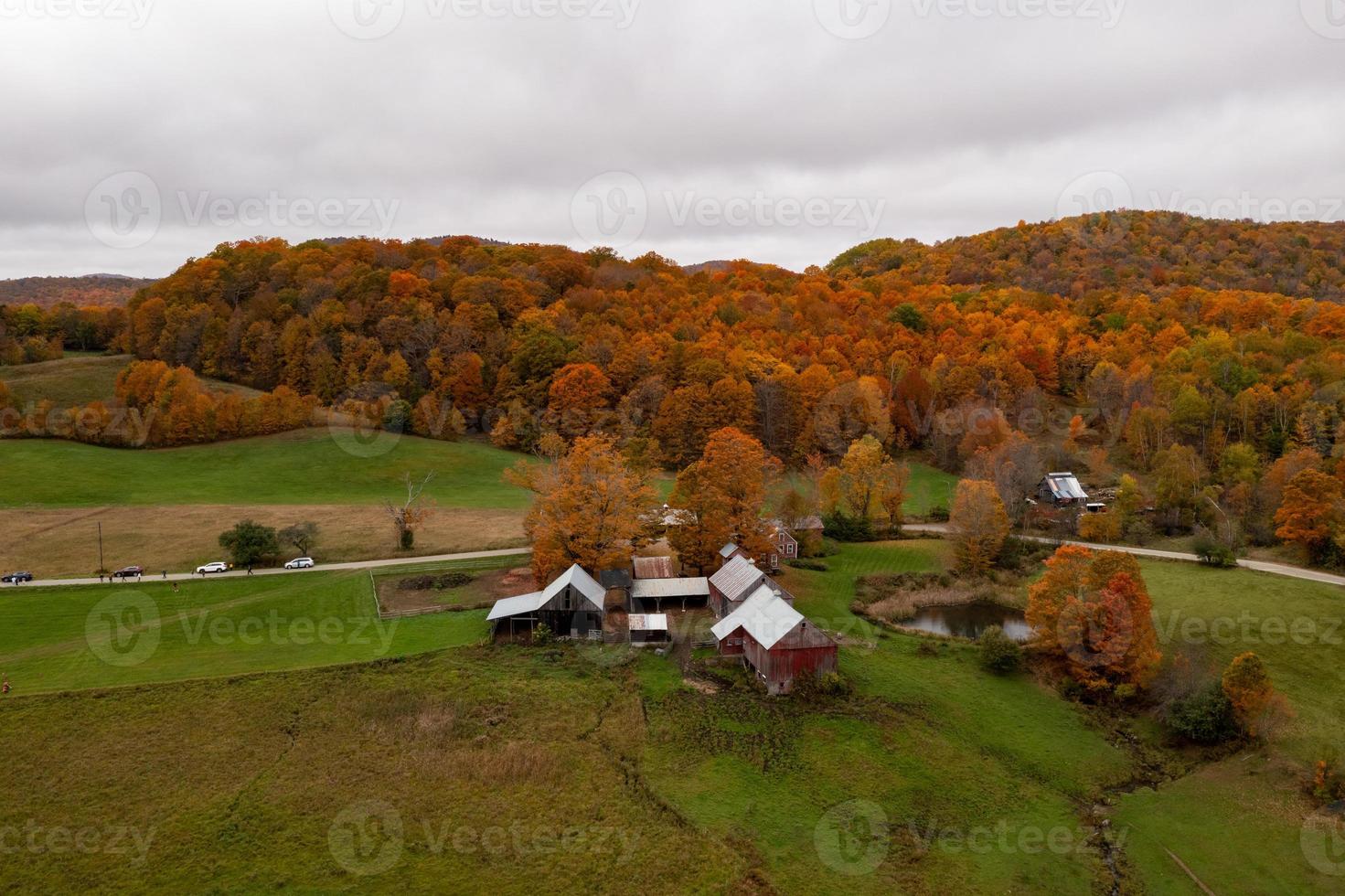 panorámico ver de un rural granja en otoño en Vermont. foto