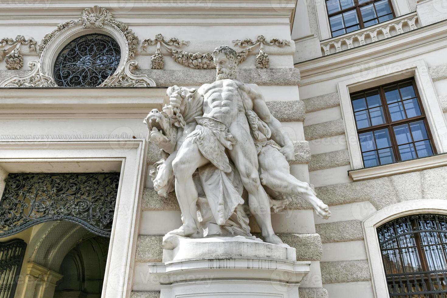 Heracles y cerbero por anton Pablo wagner 1834-1895 a hofburg mijailovski ala en michaelerplatz cuadrado S t. de miguel cuadrado en Viena, Austria. foto