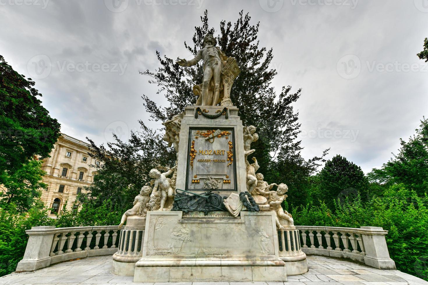 estatua de famoso compositor Wolfgang Amadeo mozart en el burggarten, Viena, Austria foto