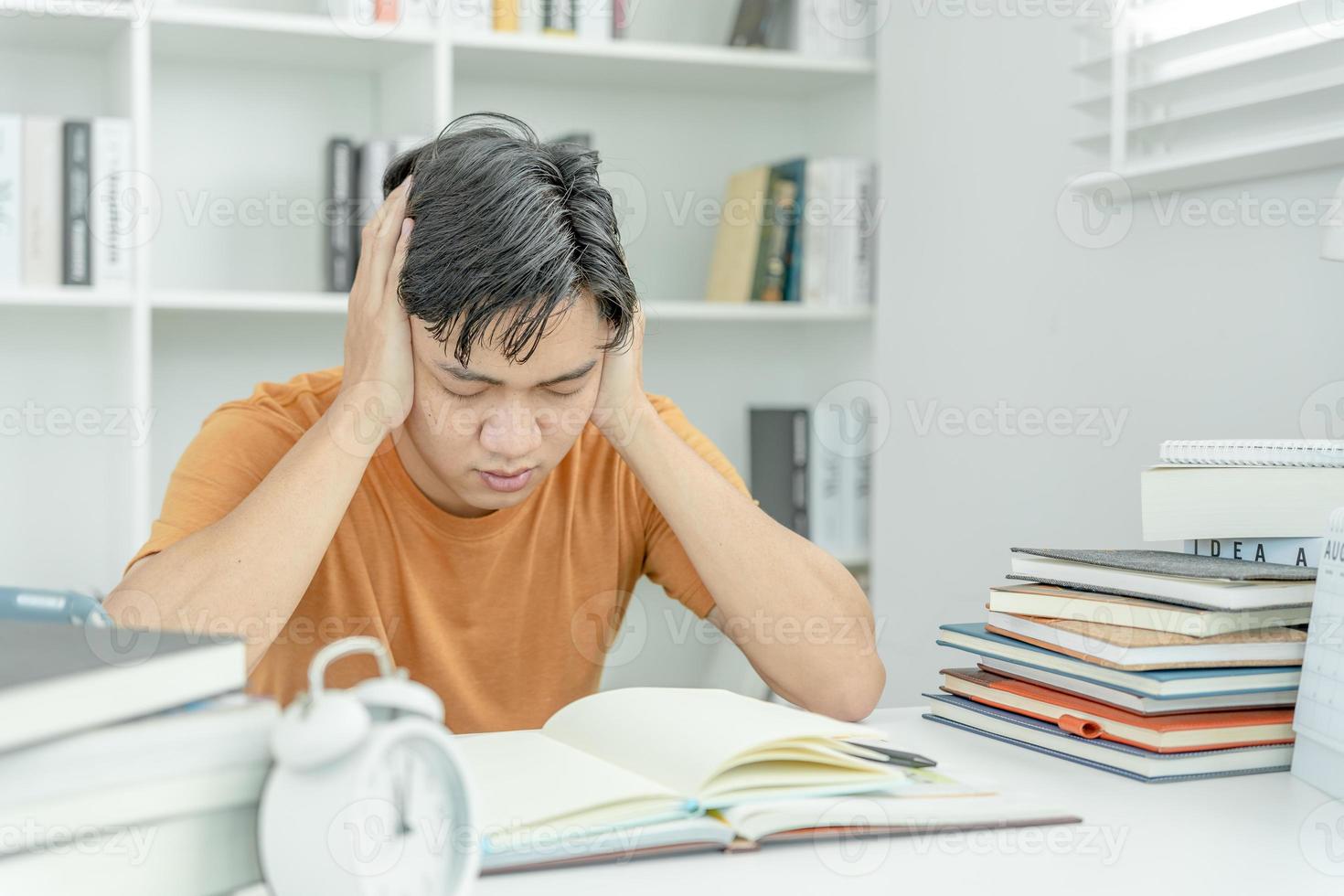 asiático estudiante hombre tener ansiedad porque de exámenes, masculino preparar para prueba y aprendizaje lecciones en el biblioteca. estrés, desesperación, prisa, malentendido lectura, desanimado, expectativa, conocimiento foto