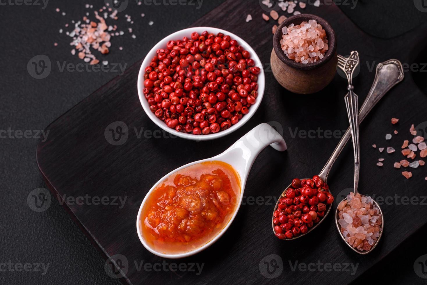 rojo adjika salsa o salsa de tomate con especias y hierbas foto