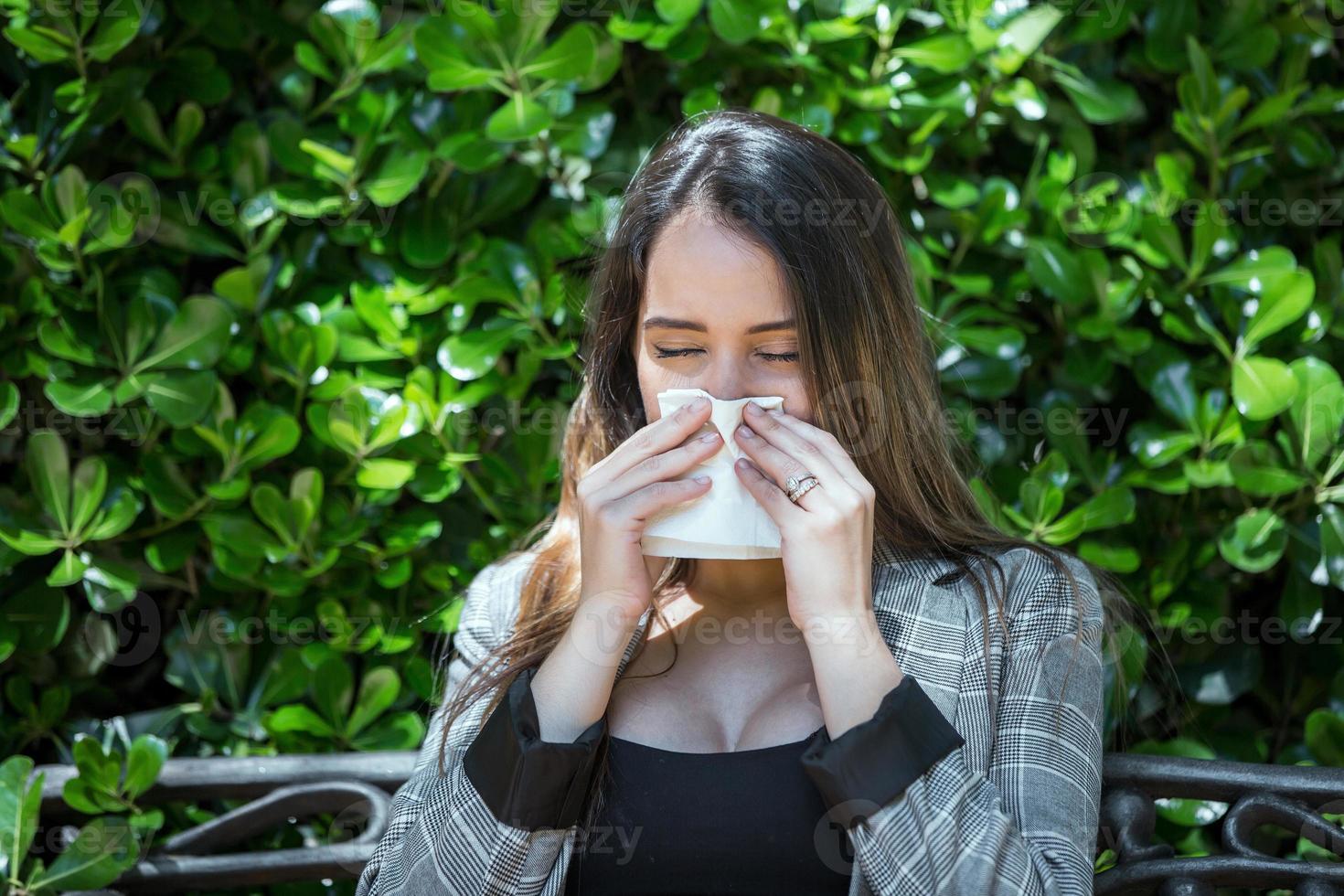 mujer con polen alergia estornudos con cerrado ojos foto