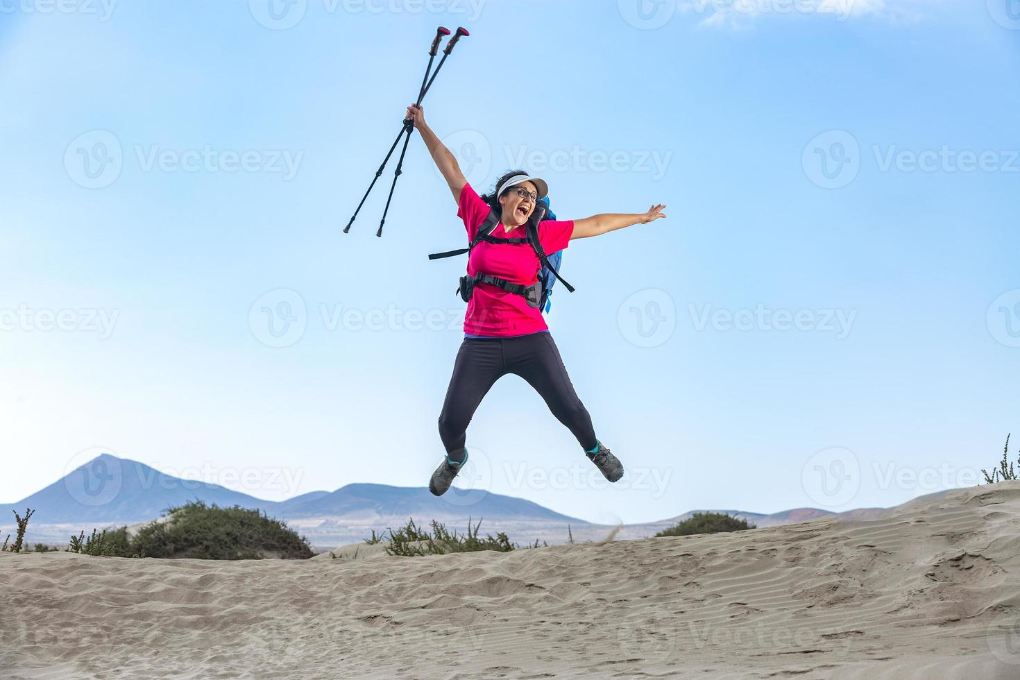 emocionado viajero saltando en tierras altas foto