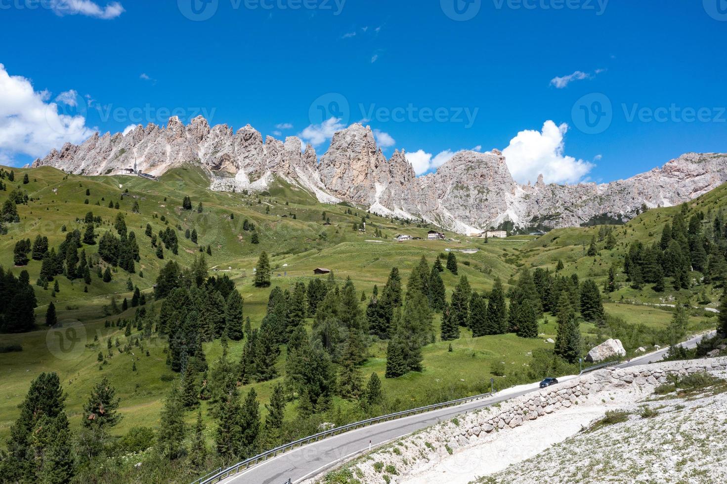 colores de el dolomitas en el funes ver de el Valle en del Sur Tirol, Italia. verde césped, montañas y azul cielo. verano. foto