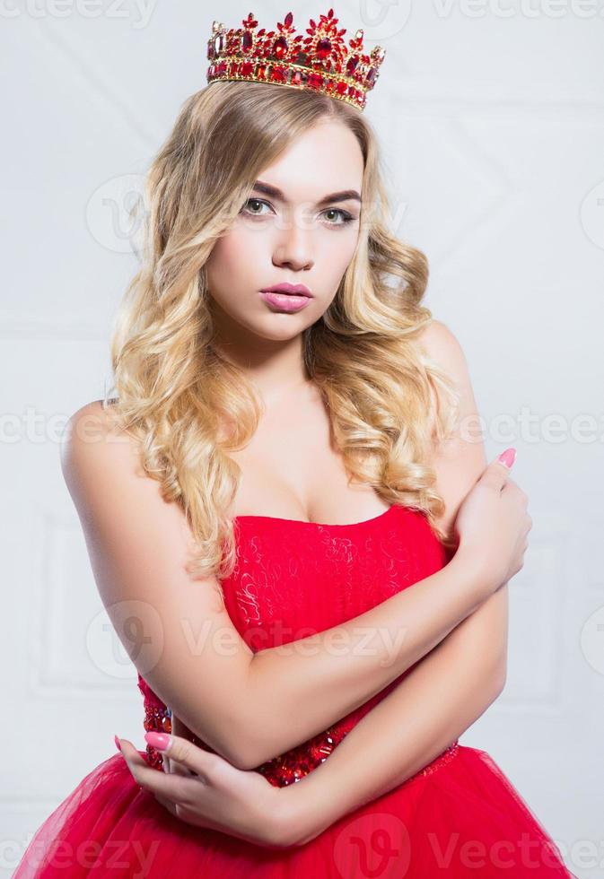 retrato de un mujer posando en un estudio foto