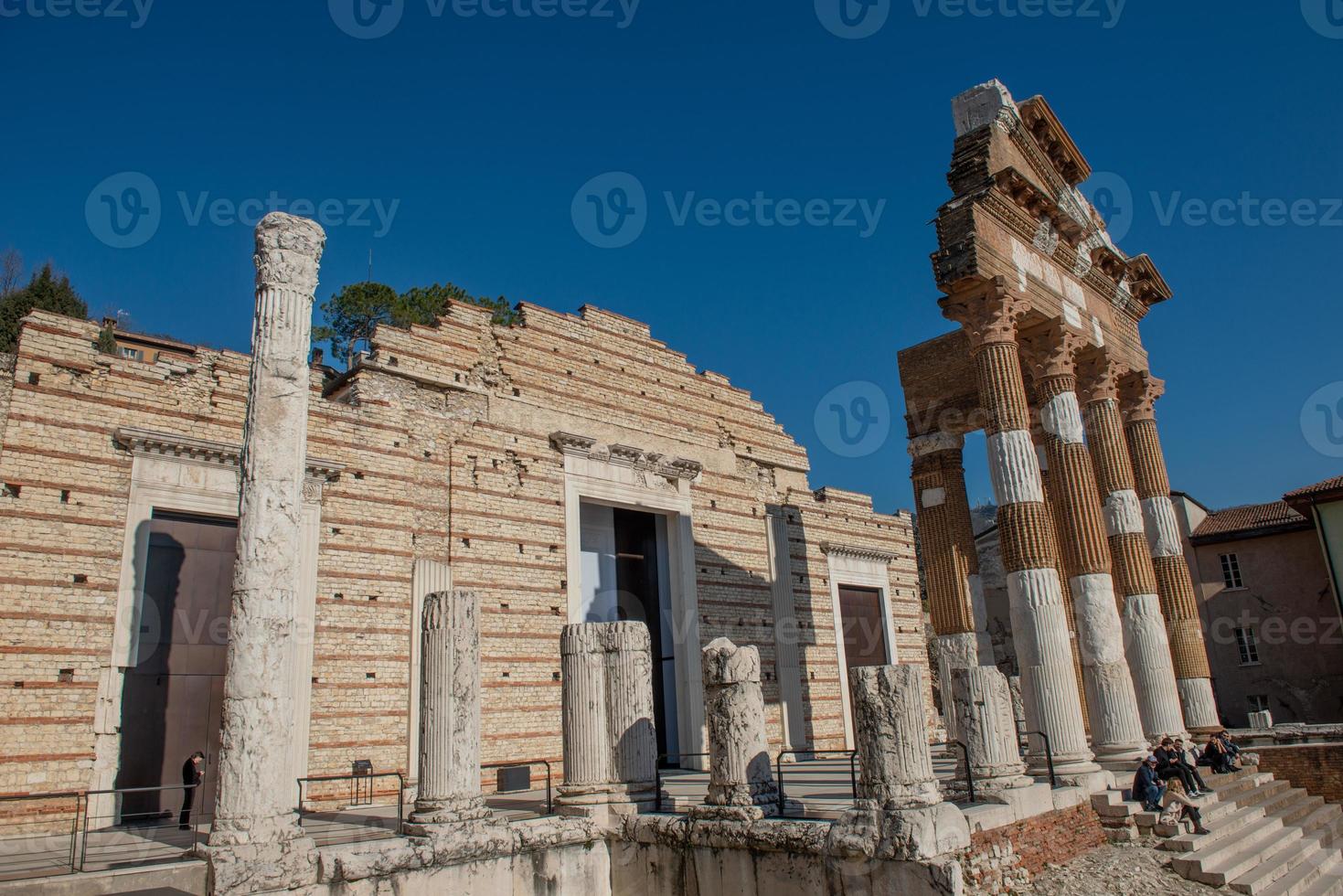 arqueología de el romano teatro, capitolio y el complejo de Papa Noel Giulia foto