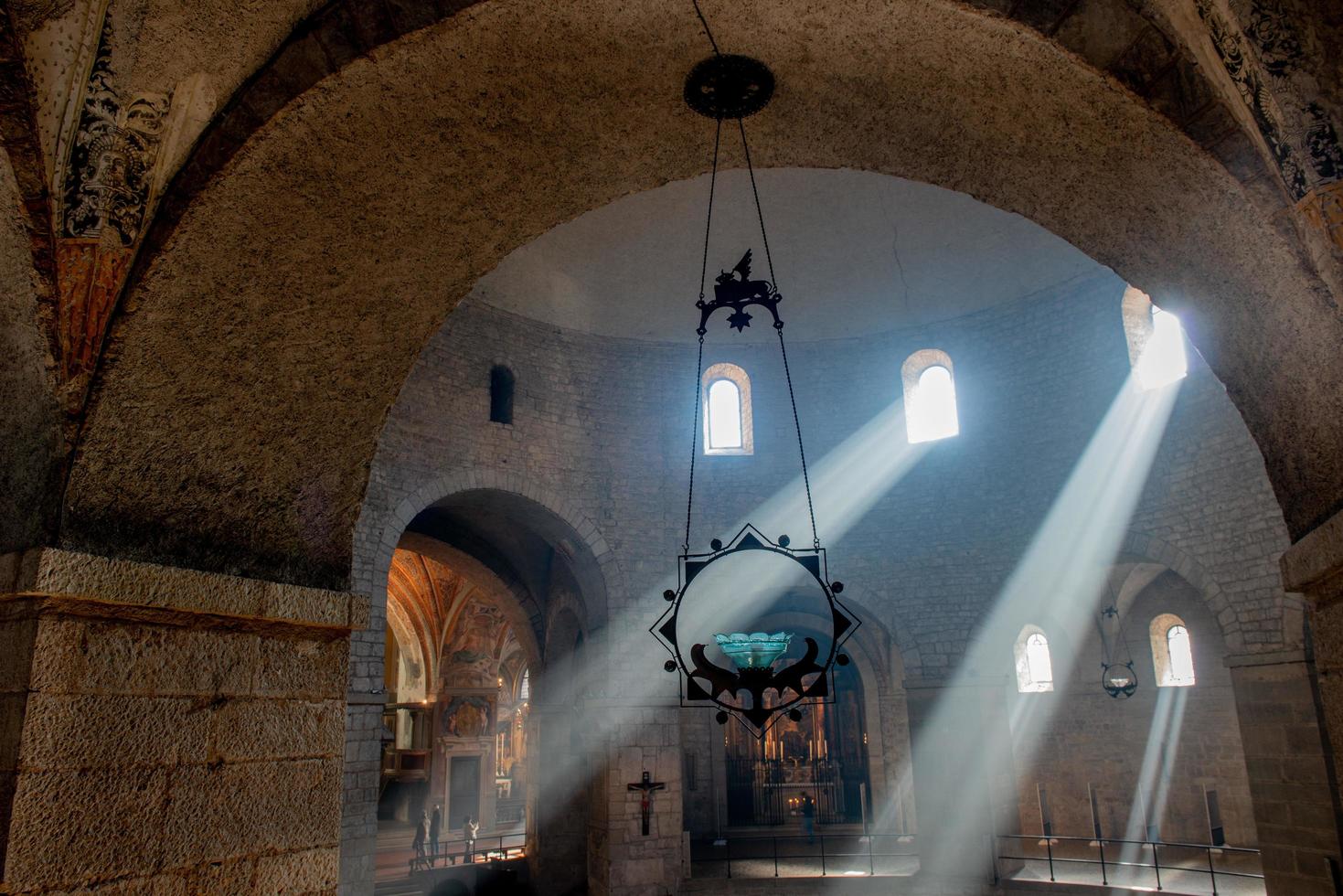 brescia Italia 2023 románico catedral famoso para sus circular forma y medieval frescos foto