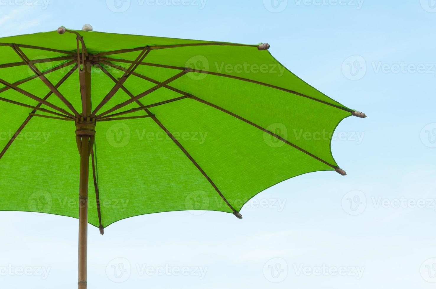 tradicional asiático papel y bambú paraguas con un redondeado encargarse de en cielo azul foto