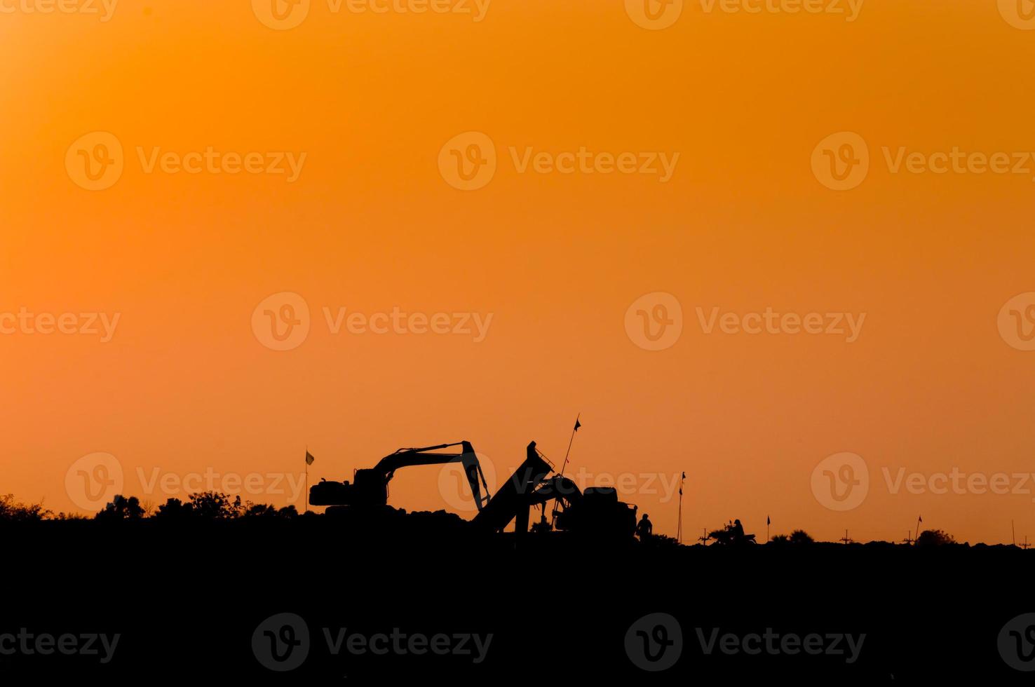 silueta de excavador cargador a construcción sitio,silueta retroexcavadora, tipo oruga cargador excavador máquina haciendo movimiento de tierras foto