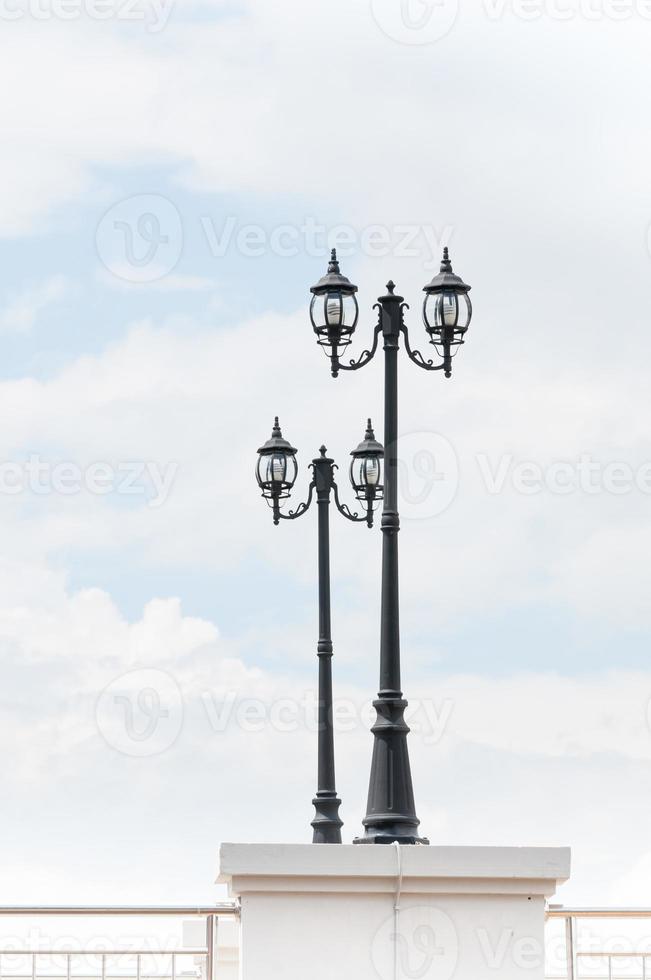 calle lámpara retro en azul cielo antecedentes foto