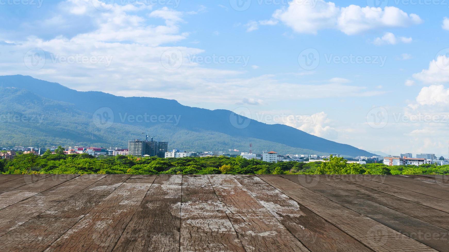 de madera piso con naturaleza montañas paisaje antecedentes foto