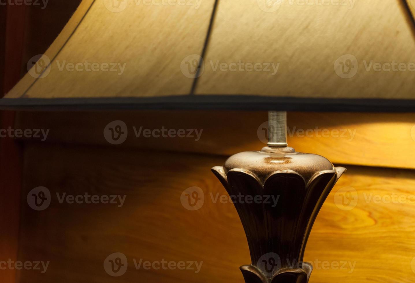 elegante lámpara en calentar interior habitación,convertida en antiguo lámpara cerca el de madera pared foto