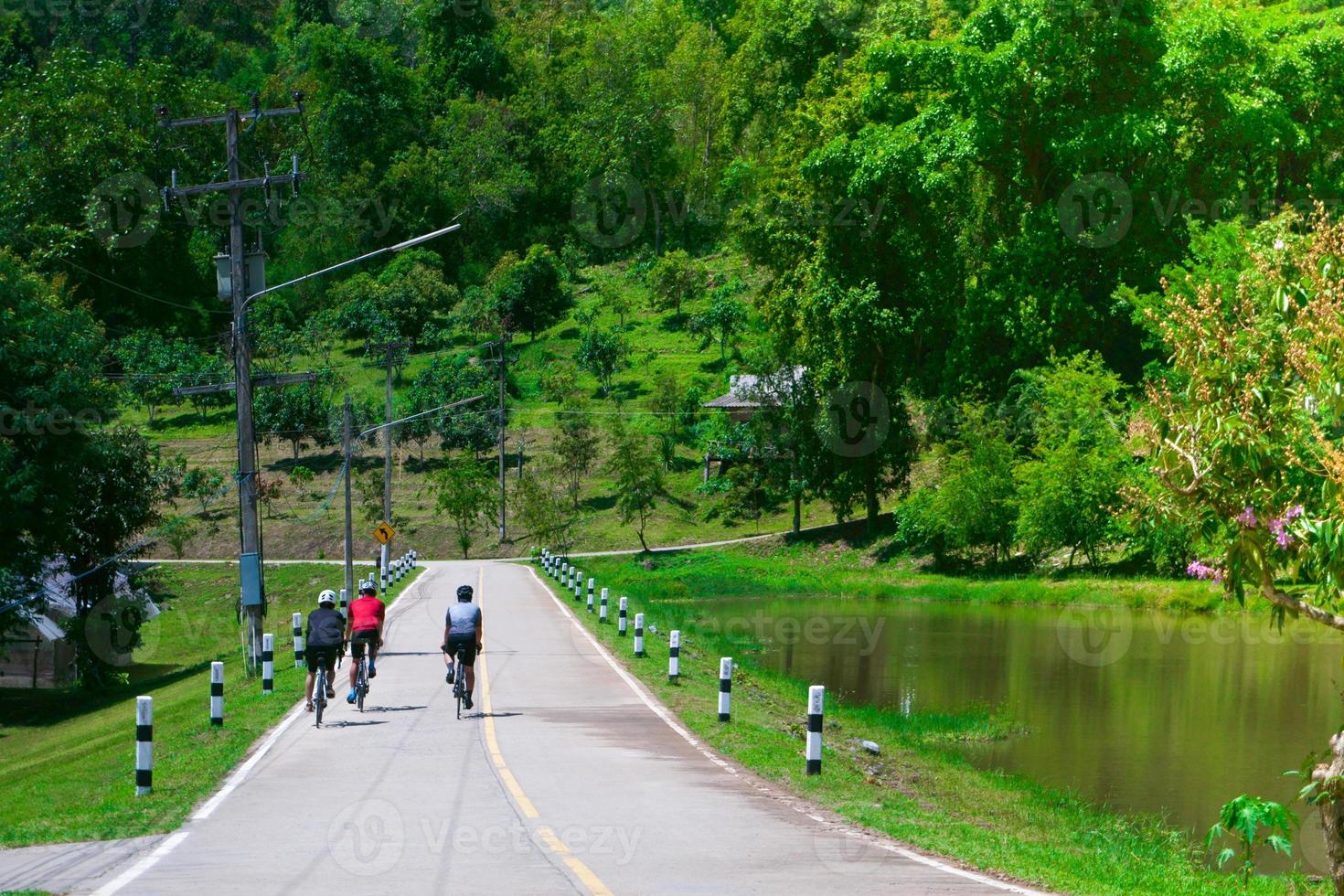 grupo de ciclista ciclismo en la carretera bicicleta, deporte foto en naturaleza