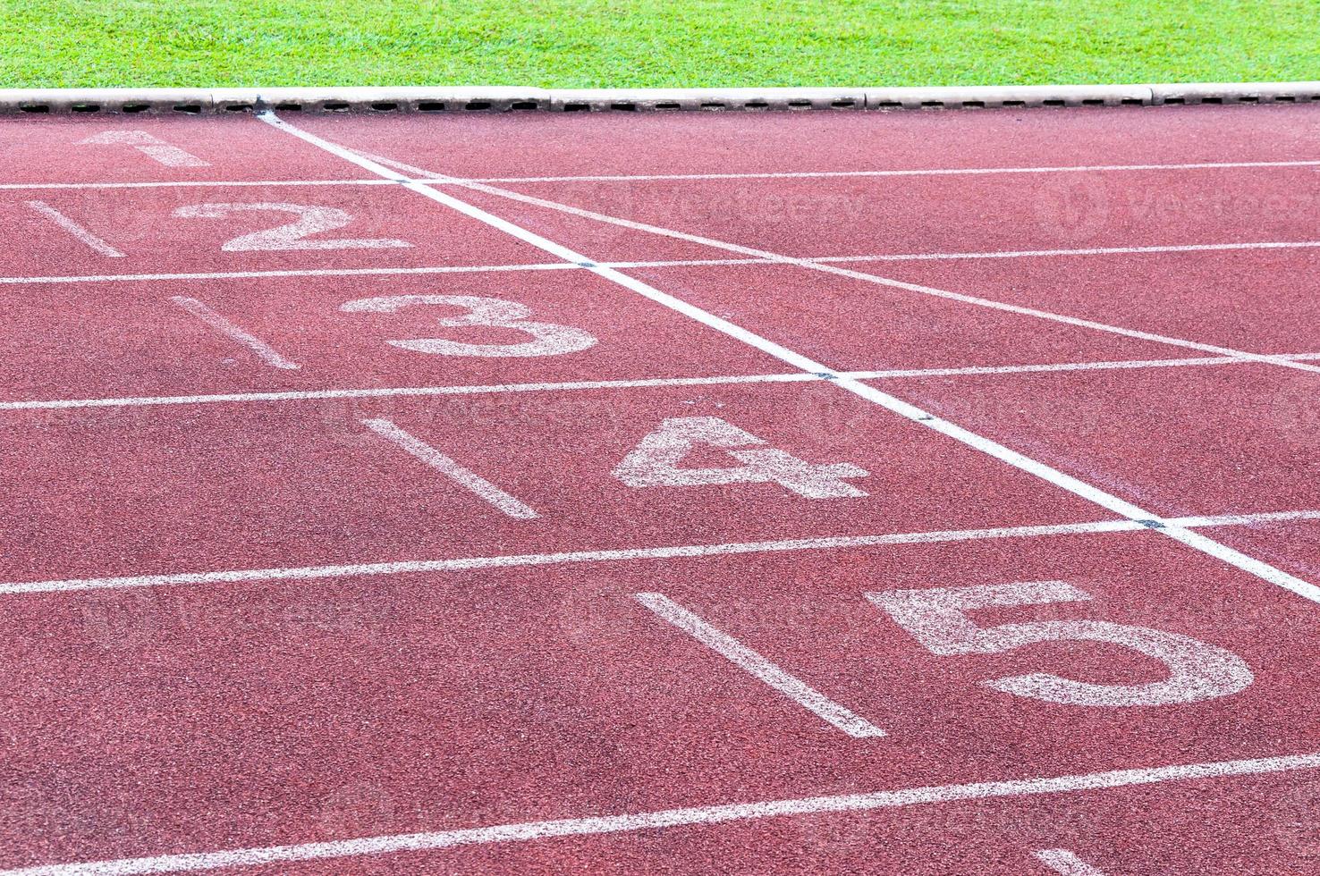 números comenzando punto en rojo corriendo pista, correr pista y verde hierba, directa atletismo corriendo pista a deporte estadio foto
