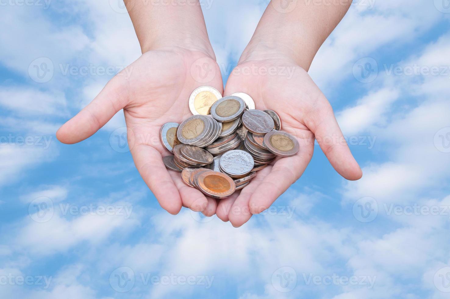 monedas en manos en azul cielo, donación inversión fondo financiero apoyo caridad dividendo mercado crecimiento hogar casa valores confiar rico dando planificado contabilidad colección deuda bancario roi concepto foto