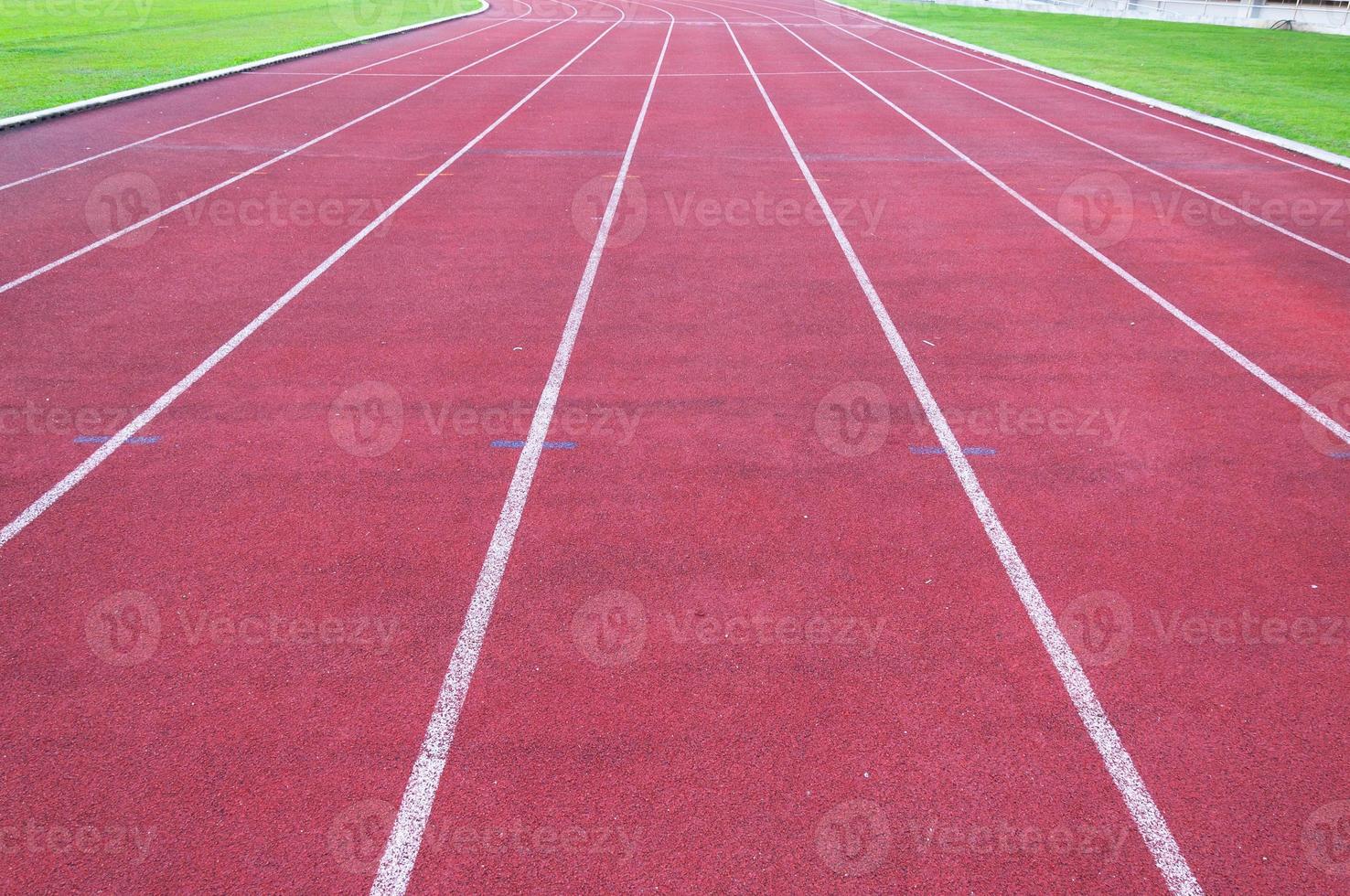 corriendo pista y verde hierba, directa atletismo corriendo pista a deporte estadio foto