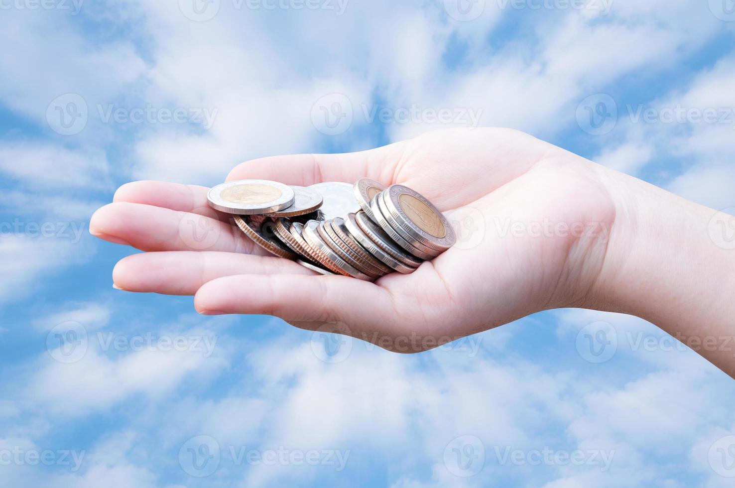 monedas en manos en azul cielo, donación inversión fondo financiero apoyo caridad dividendo mercado crecimiento hogar casa valores confiar rico dando planificado contabilidad colección deuda bancario roi concepto foto