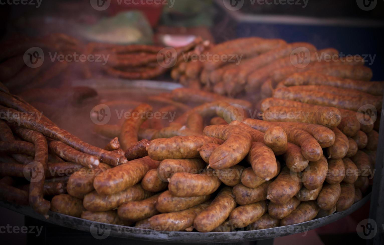 un al aire libre comida puesto de venta A la parrilla hecho en casa salchichas foto