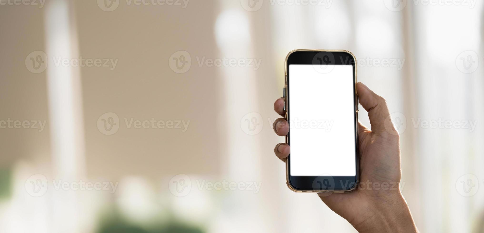 Cerrar la mano de la mujer usando un teléfono inteligente con pantalla en blanco en la cafetería cafetería. foto