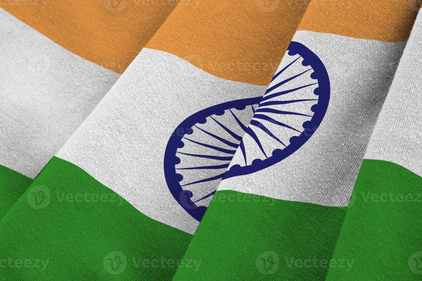 bandera india con grandes pliegues ondeando de cerca bajo la luz del estudio en el interior. los símbolos y colores oficiales en banner foto