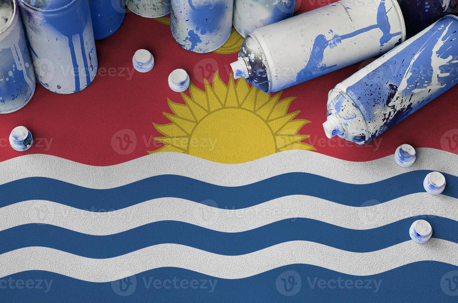 Kiribati bandera y pocos usado aerosol rociar latas para pintada cuadro. calle Arte cultura concepto foto