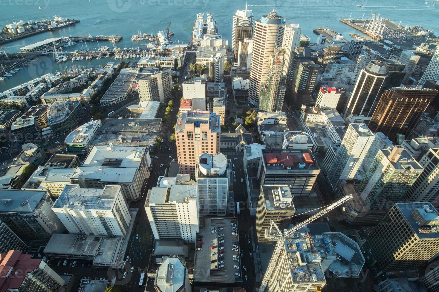 vista de rascacielos de auckland desde la parte superior de la torre del cielo de auckland, isla norte, nueva zelanda. foto