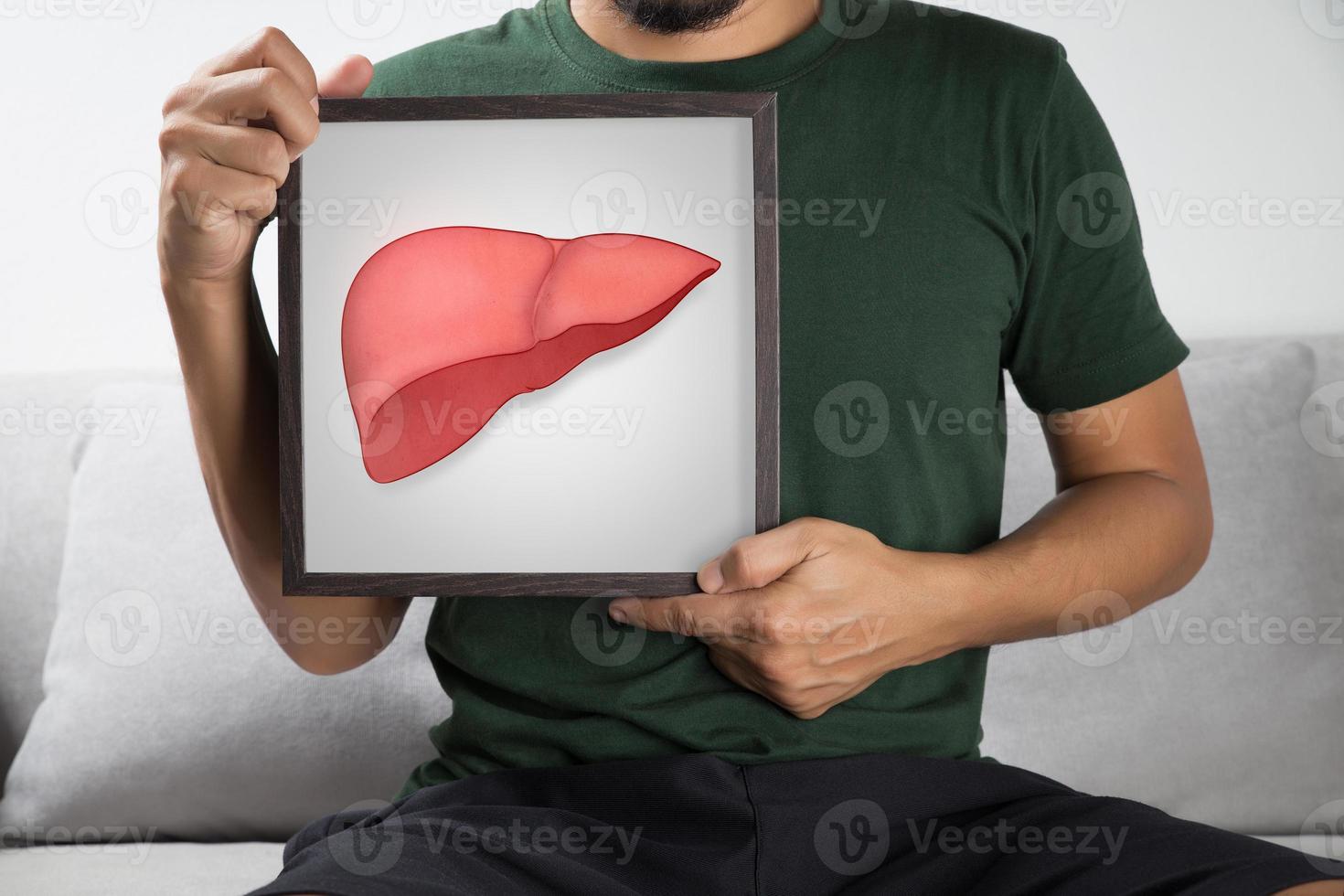 el foto de hígado en del hombre cuerpo, hepatitis, concepto con cuidado de la salud y medicamento.