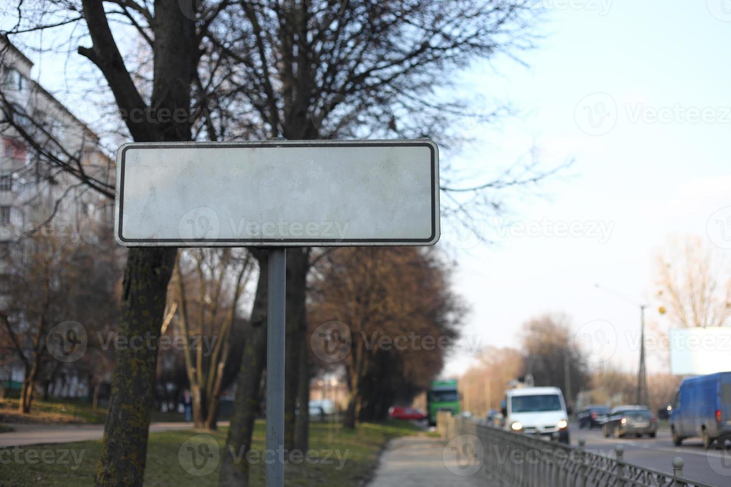 vacío la carretera nombre firmar, aislado, detallado borde del camino señalización, blanco Copiar espacio antecedentes. selectivo atención foto