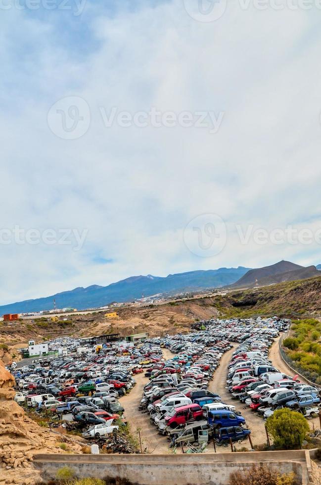 abandonado carros a el depósito de chatarra foto