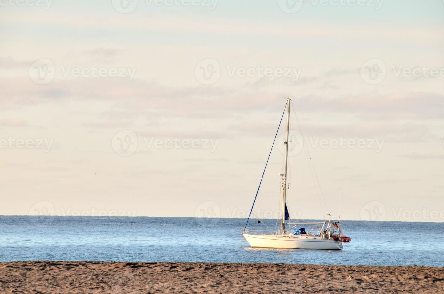 barco en el costa foto