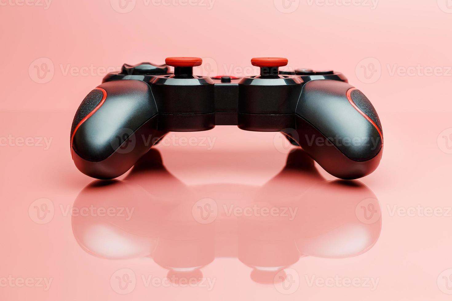 controlador de juego gamepad sobre fondo rosa con. dispositivo para controlar y controlar el juego foto