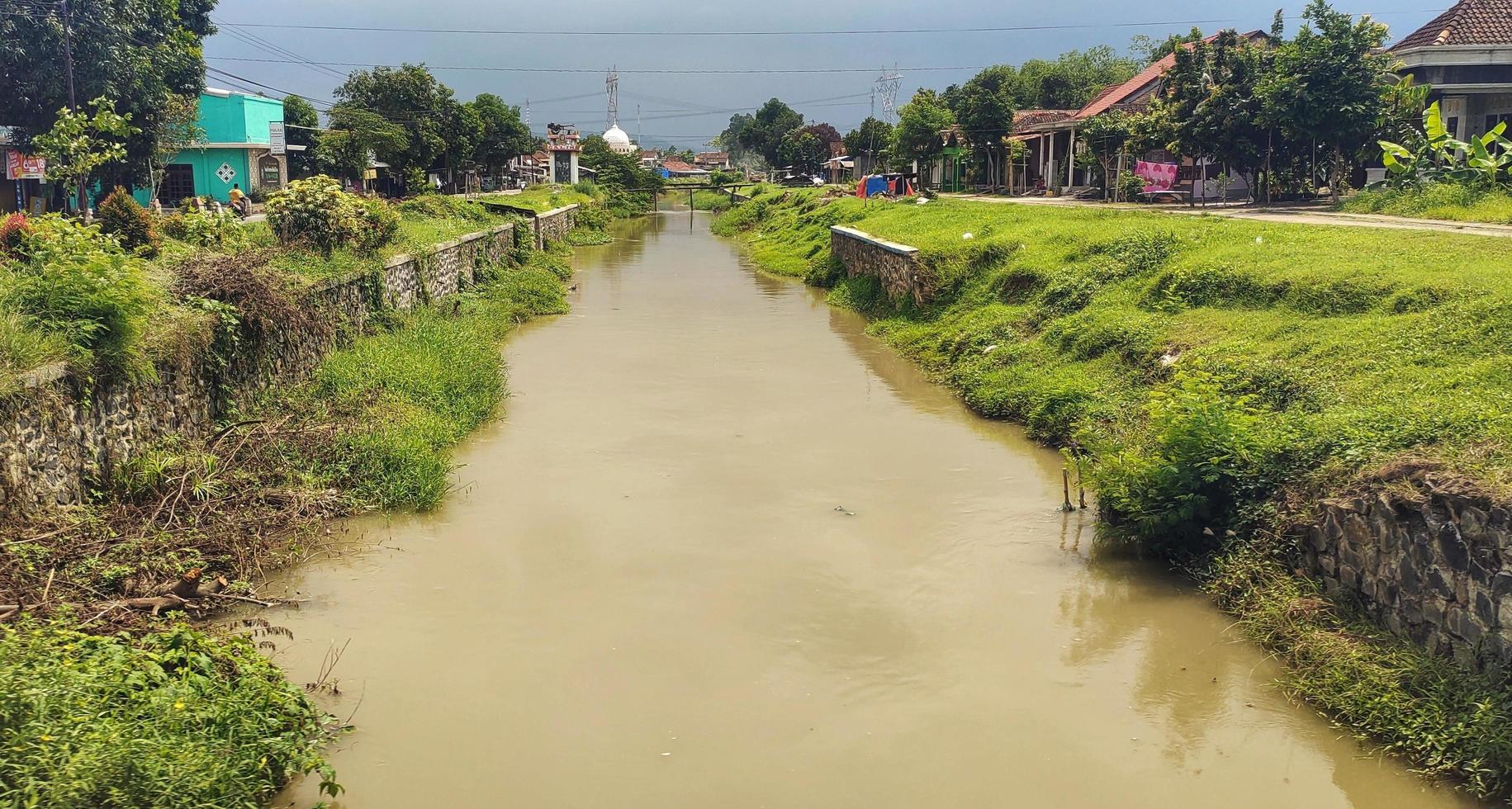 el río agua es turbio y sucio foto