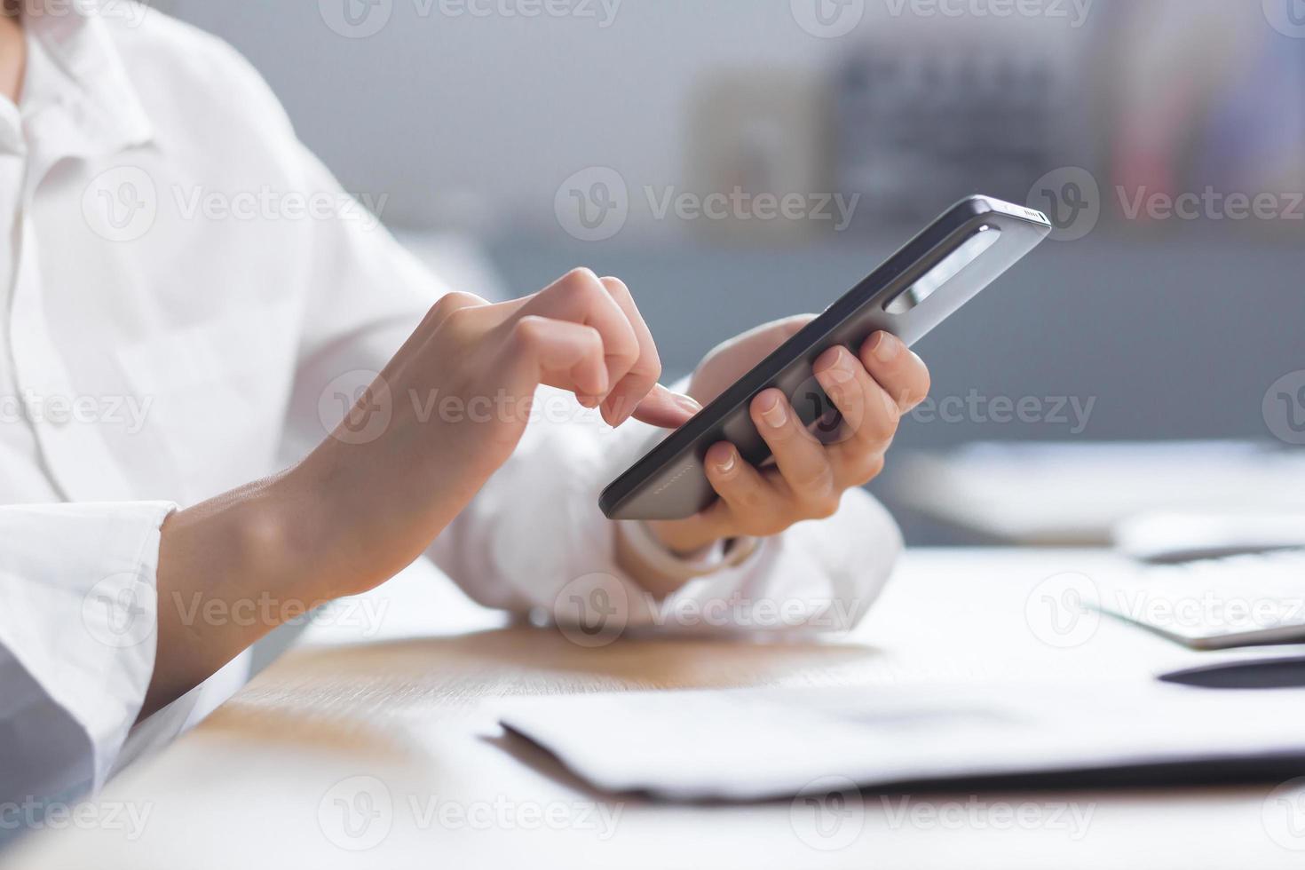 de cerca foto de hembra manos utilizando el teléfono, negocio mujer a trabajo