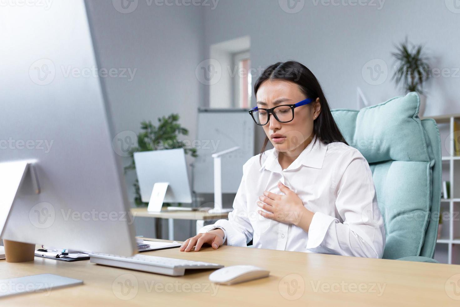 joven hermosa asiático hembra oficina trabajador cansado y enfermo teniendo grave foto