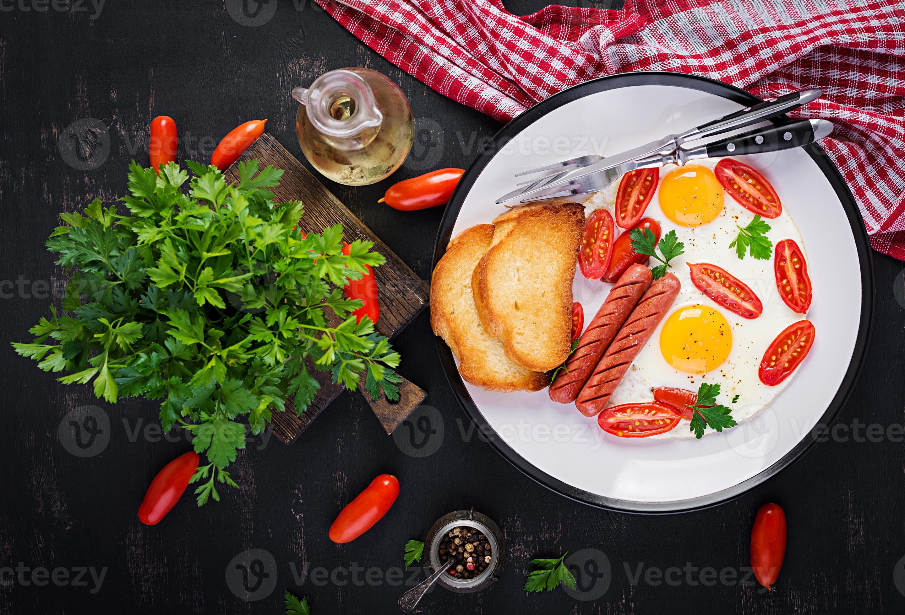 Inglés desayuno frito huevo, Tomates, embutido, y tostadas parte