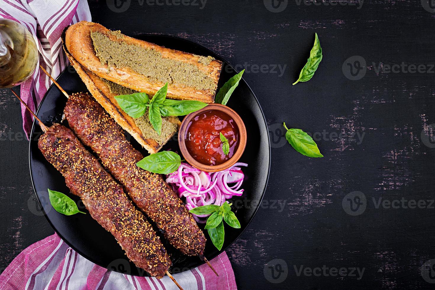 brocheta adana, Cordero y carne de vaca y tostadas con pesto salsa. parte superior ver foto