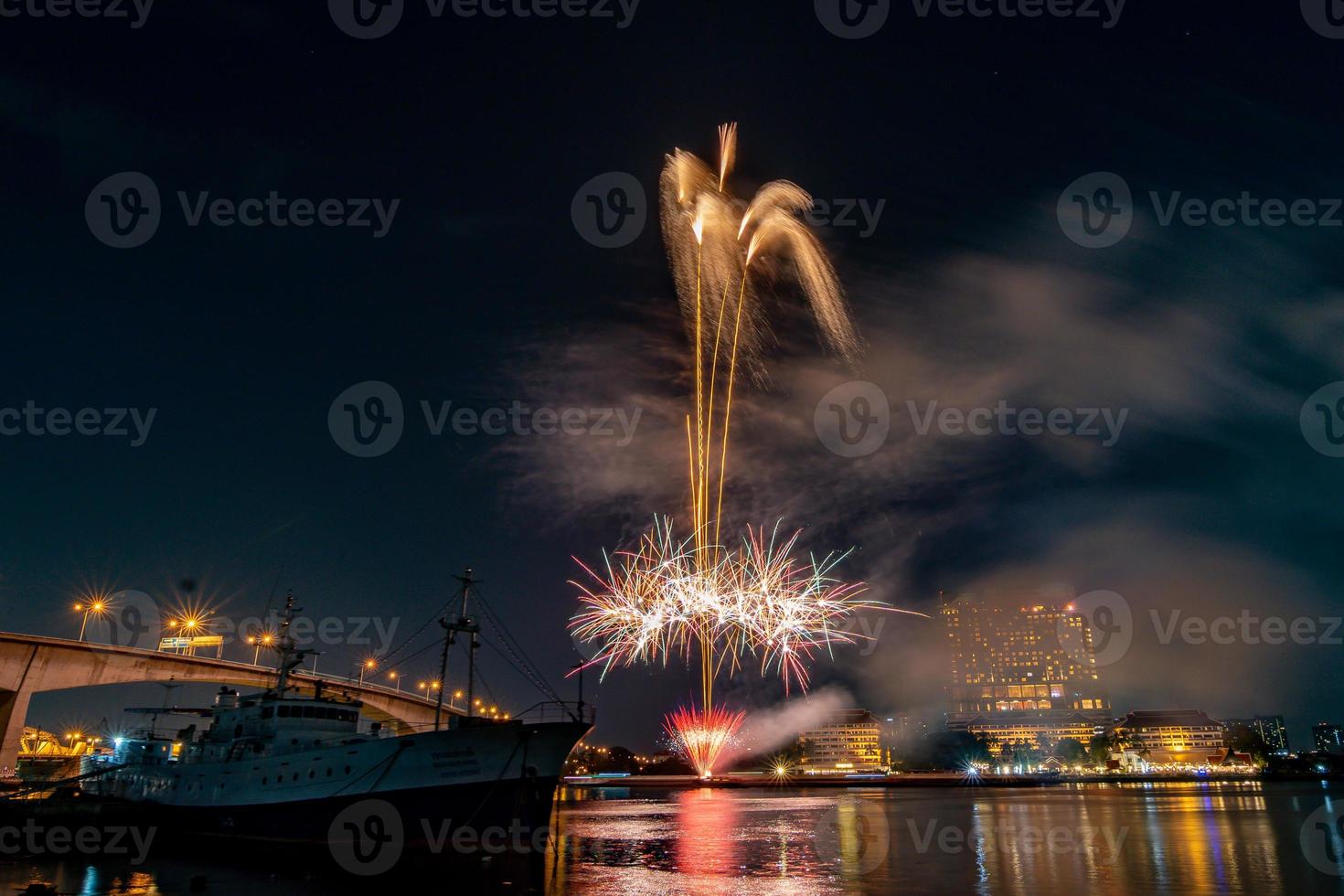 fuegos artificiales en el río en el cielo oscuro foto