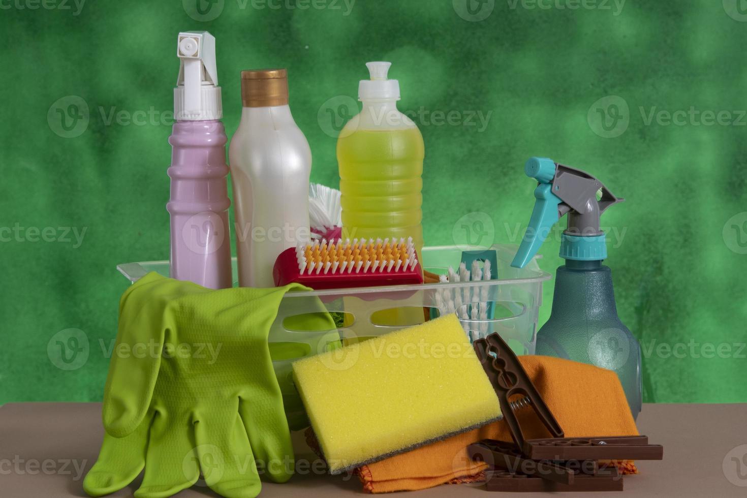 cesta con productos de limpieza para la higiene del hogar 20050645 Foto de  stock en Vecteezy