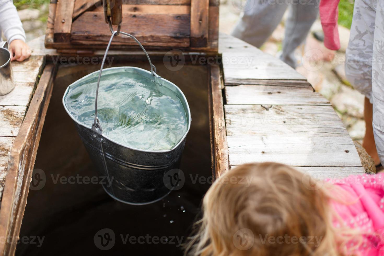 azul corcoveado dentro agua Bueno. un agua bien con un antiguo hierro Cubeta foto