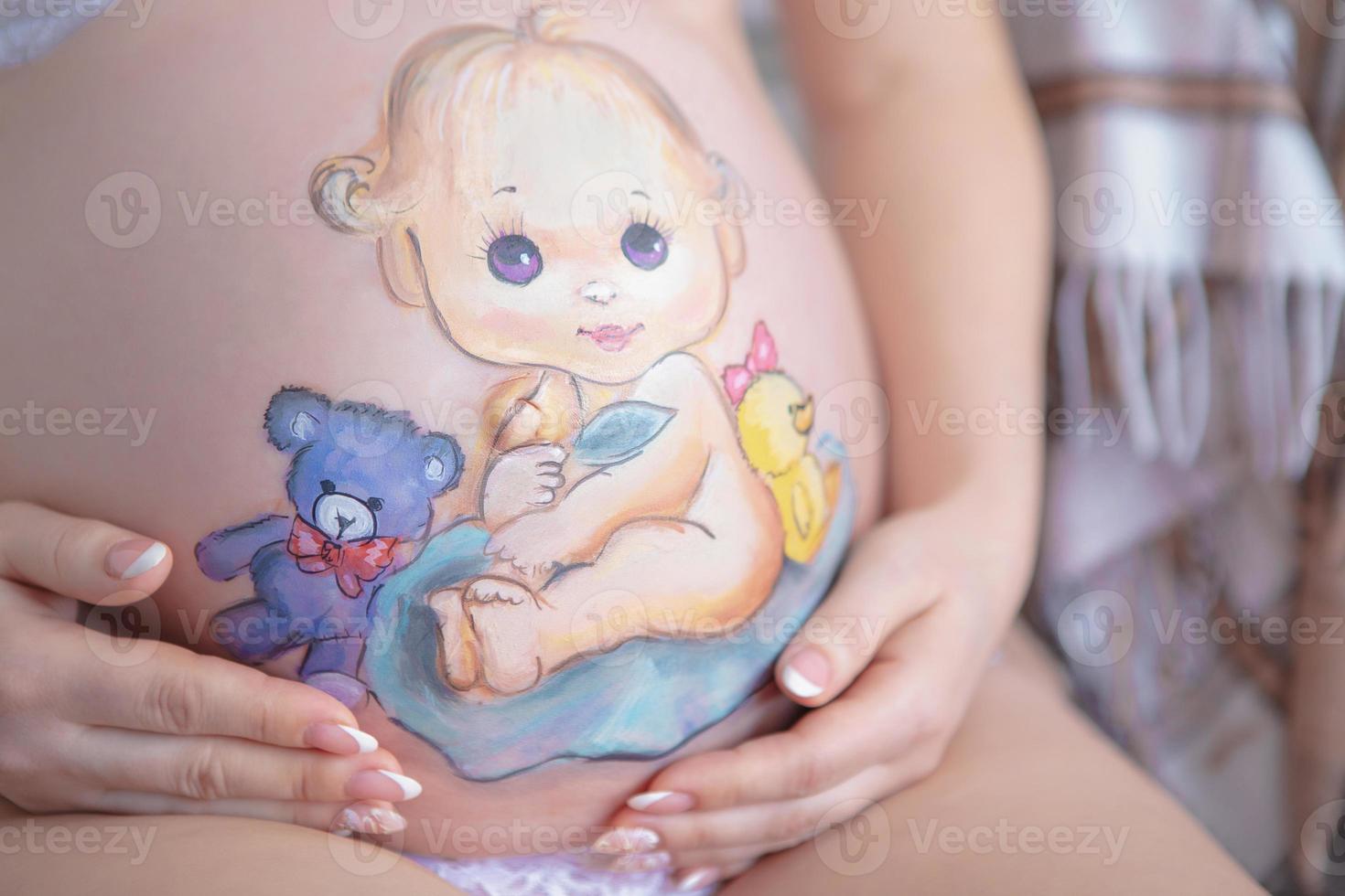 bonito dibujo en el estómago de un embarazada mujer foto