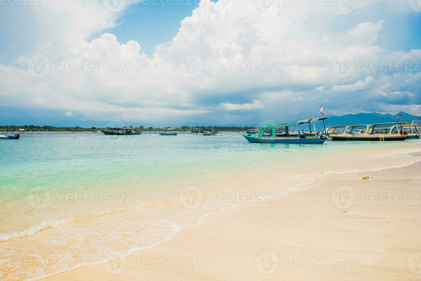 navegar en un coral playa en un soleado día foto