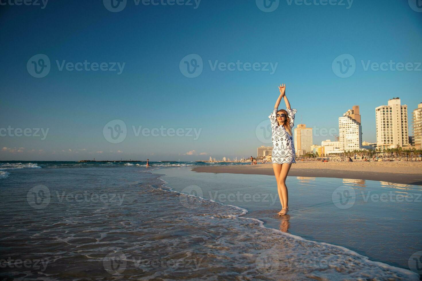 bonito mujer posando en el playa foto