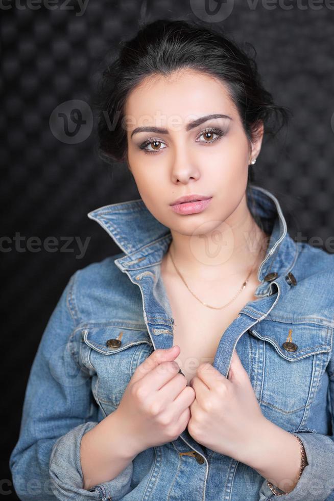 retrato de un joven bonito mujer foto