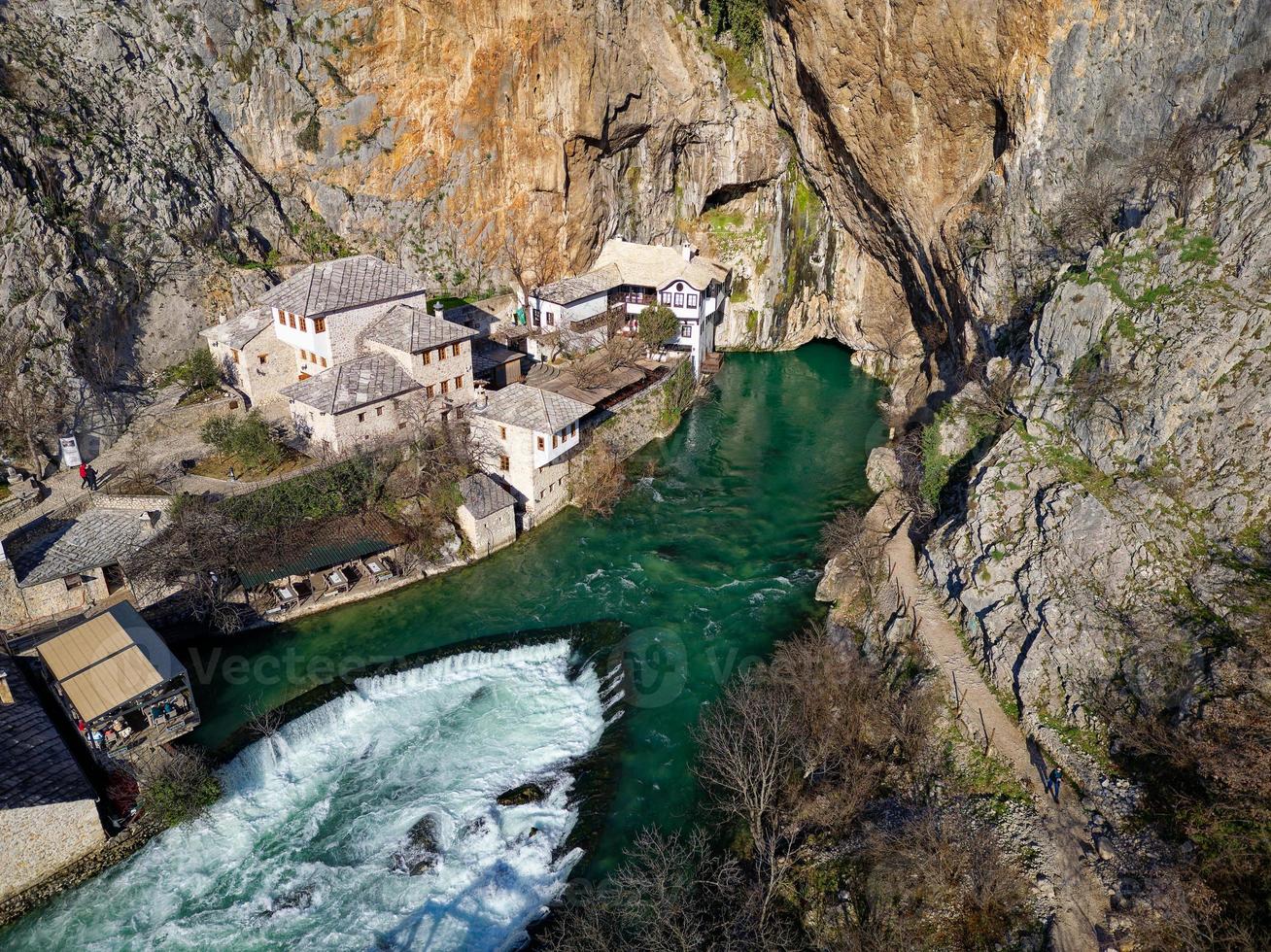 vista aérea de drones de tekija en blagaj en bih. la tekija, la casa de los derviches, situada en el nacimiento del río buna, era y sigue siendo un lugar para el canto de alabanzas del zikr de los derviches tres noches a la semana. foto