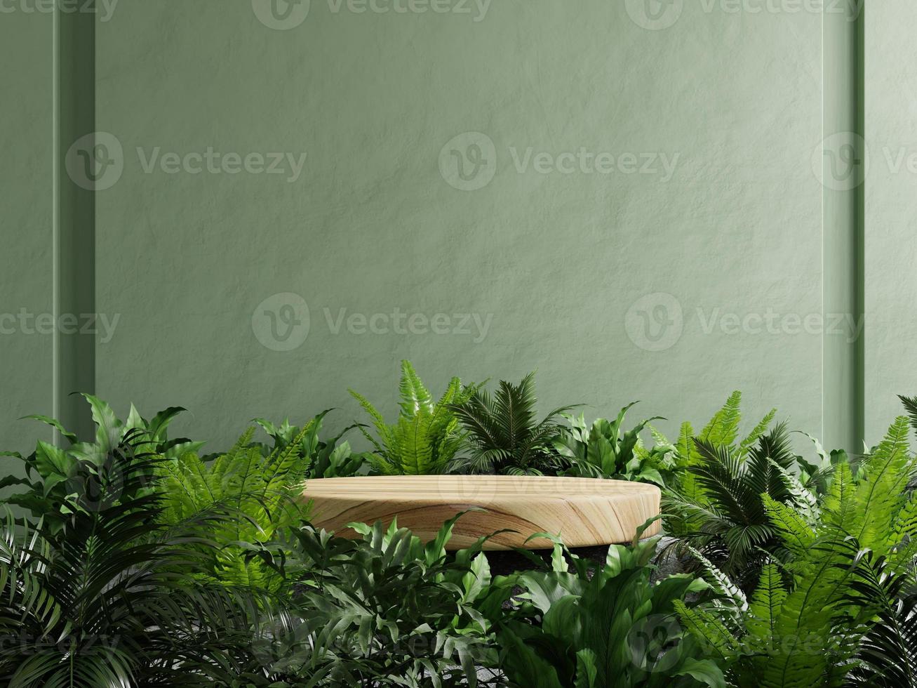 pedestal de madera en bosque tropical para presentación de productos y pared verde. foto