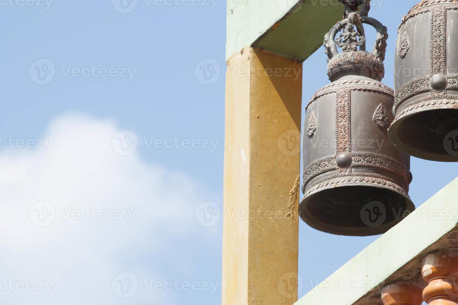 campanas construido en alto montañas hecho de latón y el sonido de campanas El sonar a lo largo de el tailandés templo colinas en rural tailandia foto