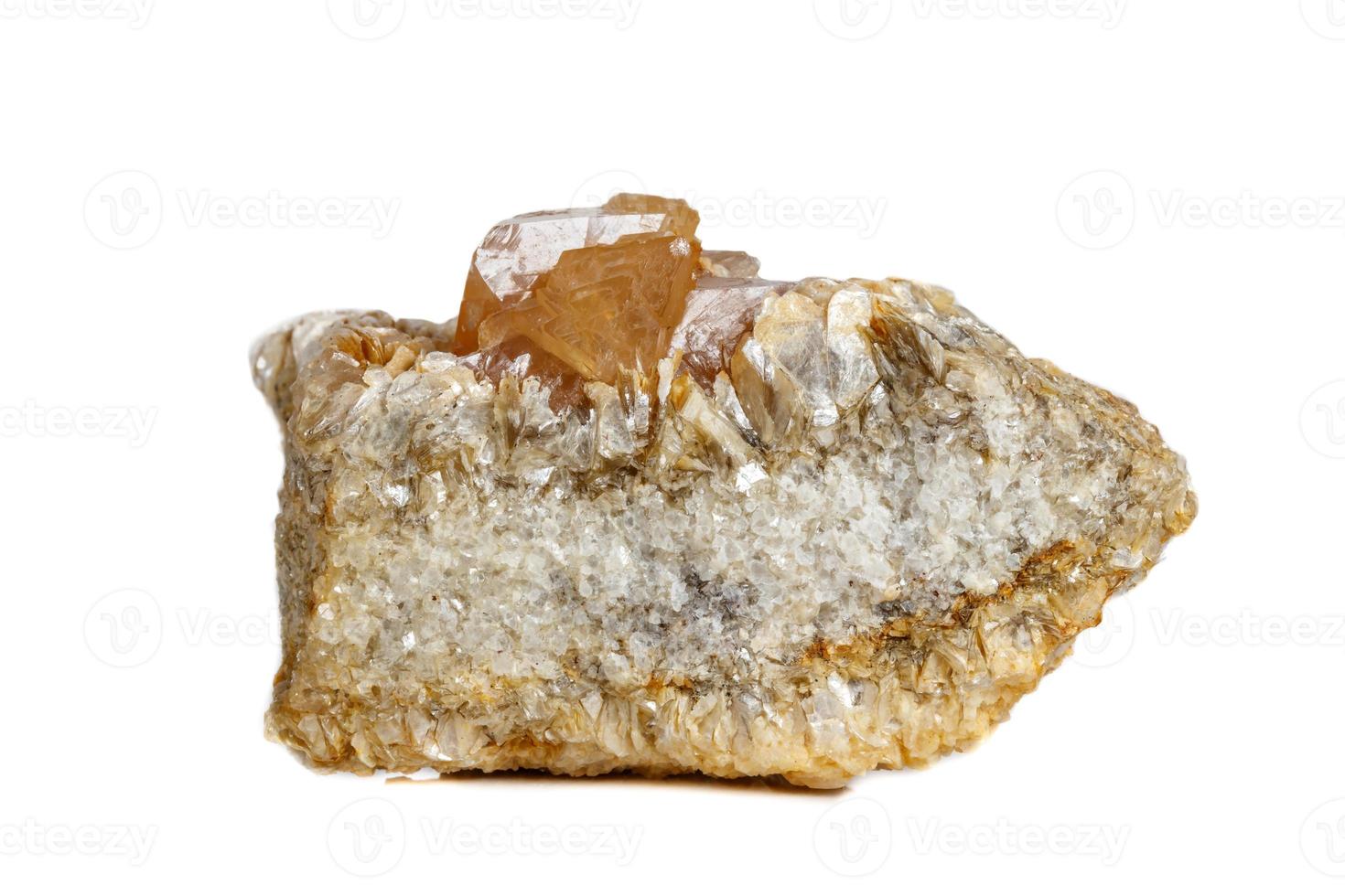 macro mineral Roca scheelita en un blanco antecedentes foto
