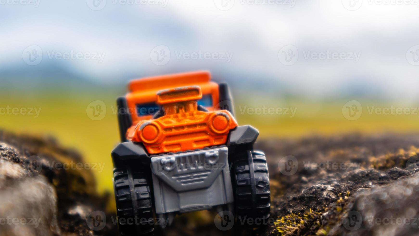 minahasa, indonesia enero de 2023, coche de juguete en el campo de arroz foto