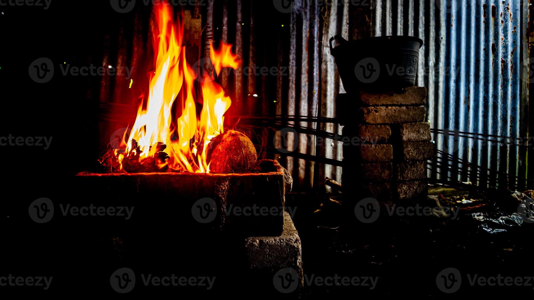 fuego ardiente en el horno foto