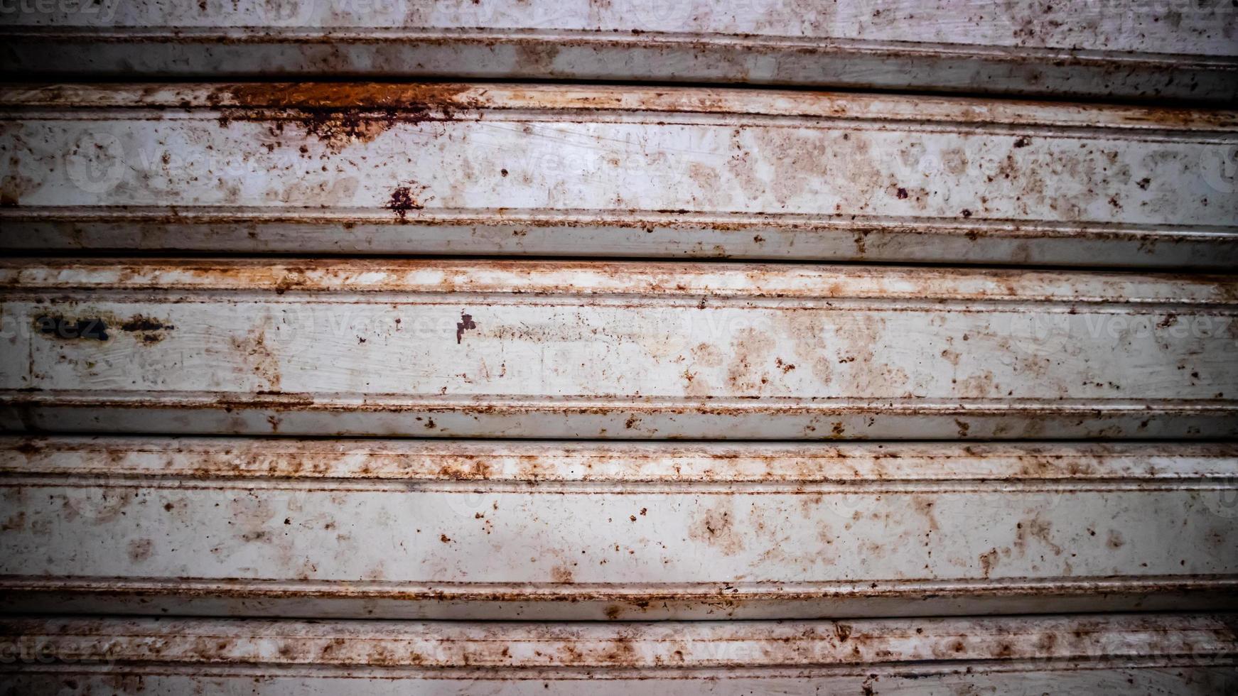 oxidado hierro a rayas garaje puerta foto